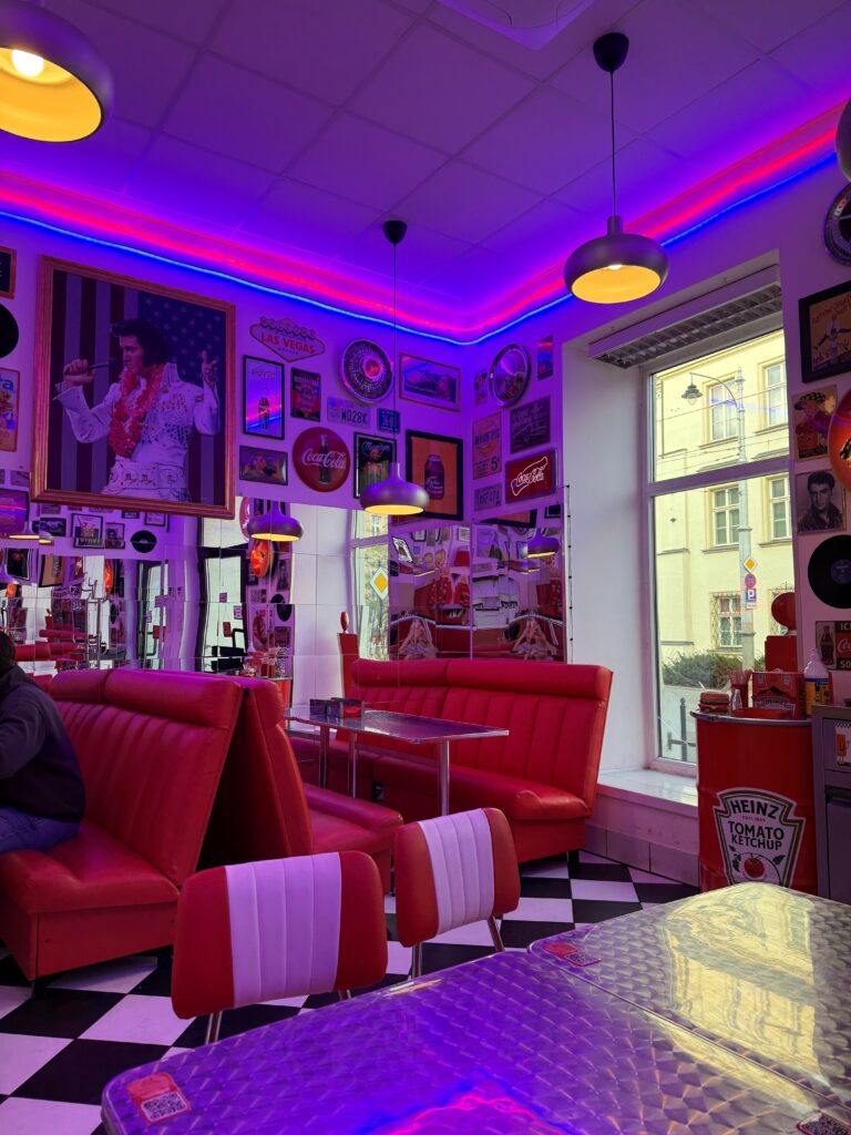 Amerykańskie wnętrze i Elvis w burgerowni